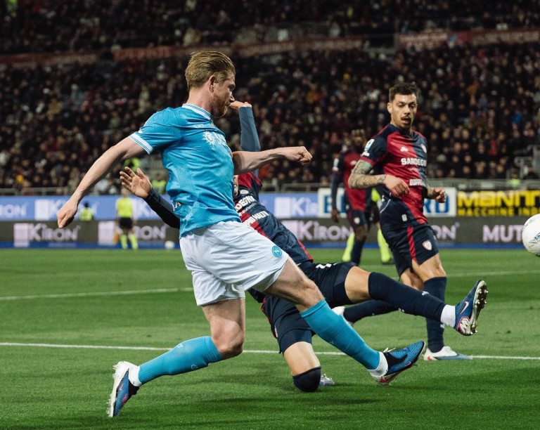 Cagliari-Napoli 0-1: il tabellino e le pagelle del match. Decide una rete lampo di McTominay. Grande prova di Buongiorno e De Bruyne, brivido finale all'Unipol Domus. De Bruyn
