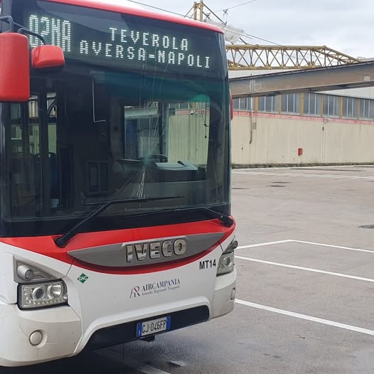ROMPE IL VETRO DEL BUS MELITO