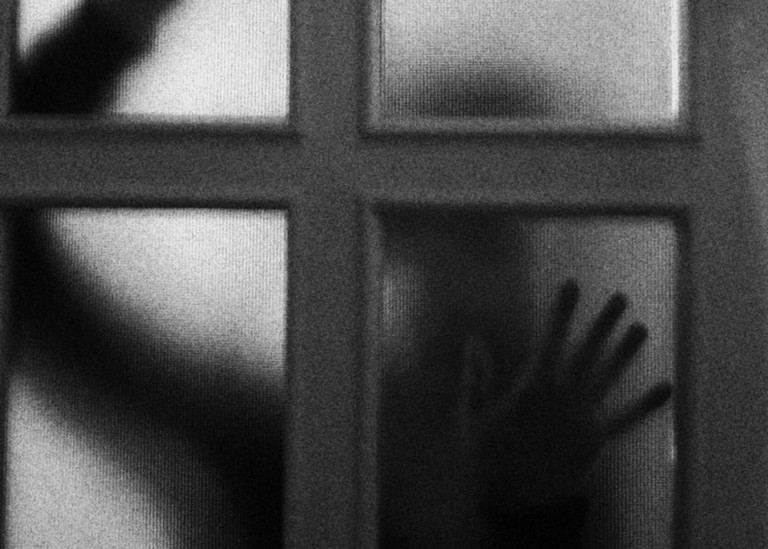 uomo sequestra il figliastro Avellino