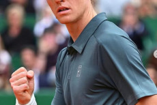 Jannik Sinner esulta dopo la vittoria in un torneo ATP