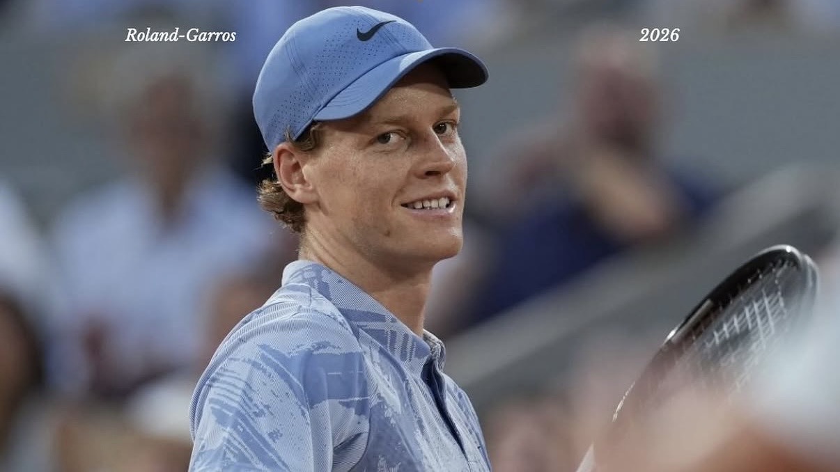 Jannik Sinner in campo al Roland Garros 2026