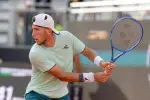 Francesco Maestrelli colpisce di rovescio durante il Roland Garros 2026