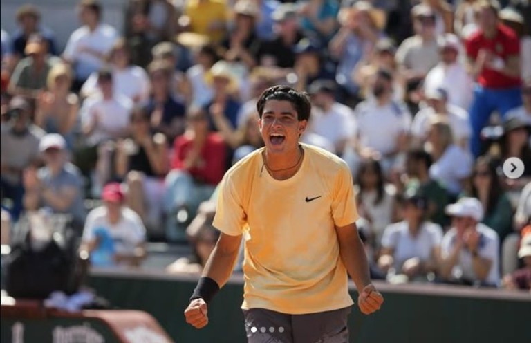 Federico Cinà esulta per la qualificazione al main draw del Roland Garros 2026