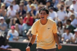 Federico Cinà esulta per la qualificazione al main draw del Roland Garros 2026