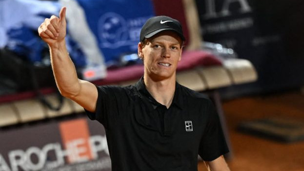 Jannik Sinner scende in campo al Roland Garros 2026