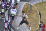 ragazzo spinge ciclisti durante giro d'Italia