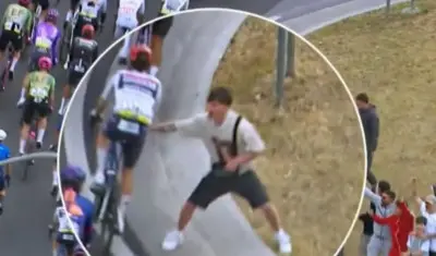 ragazzo spinge ciclisti durante giro d'Italia