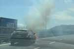 auto in fiamme Tangenziale di Napoli