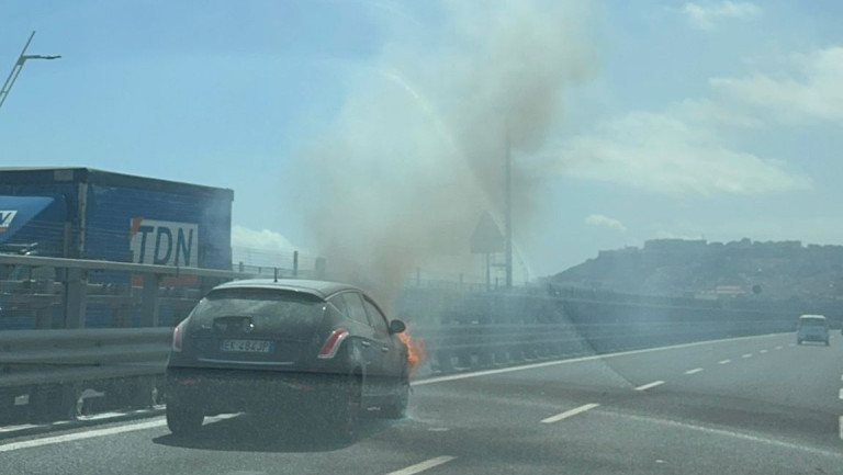 auto in fiamme Tangenziale di Napoli
