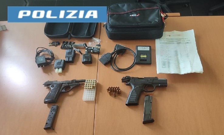 Scampia, blitz nel Rione Don Guanella: scoperte armi clandestine