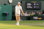 Jannik Sinner in campo a Wimbledon 2026