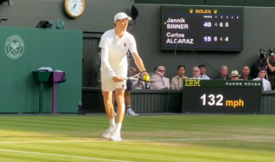 Jannik Sinner in campo a Wimbledon 2026