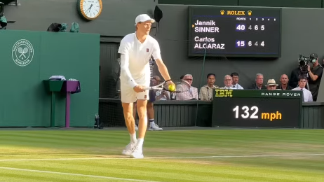 Jannik Sinner in campo a Wimbledon 2026