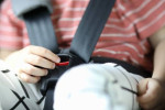 Bimba di due anni resta chiusa in auto al sole: salvata dai vigili