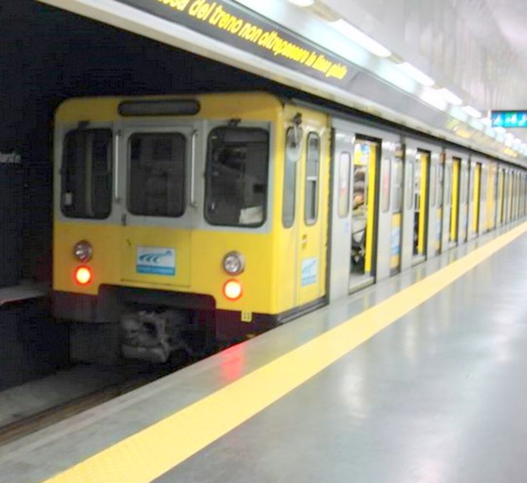 Metro Napoli agosto 2026