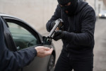 Rapina Pomigliano d'Arco: uomo armato di fucile fa irruzione in un negozio