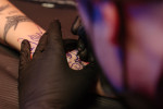 tatuaggi in un salone di parrucchiere a Napoli