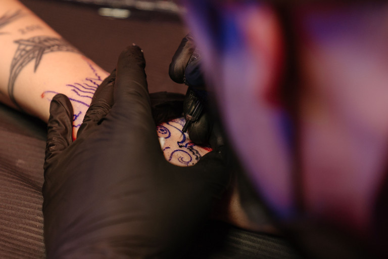tatuaggi in un salone di parrucchiere a Napoli