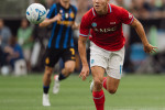 90' Concessi 5' di recupero. 90' Lautaro in zona Cesarini regala il sorpasso nel finale all'Inter. 89' Il tiro di Lucca al volo finisce in zona Anguissa che, ad un millimetro dalla porta, incredibilmente la mettte fuori. 89' Saltano gli schemi, Neres spreca allo stesso modo un occasione importante per riportarsi in vantaggio. 88' Pasticcio di Anguissa, Thuram spreca l'occasione per il gol vittoria. 82' Pareggio dell'Inter. Thuram anticipa Badiashile e riporta il match in parità. 80' Doppio cambio per il Napoli: fuori Lobotka e Anguissa, dentro Badiashile e Gilmour. 79' Cambio per l'Inter: fuori Bastoni, dentro Bonny. 77' Ammonito per un intervento scomposto Rafa Marin. 76' Cross di Calhanoglu per Lautaro che non riesce ad impattare bene con il pallone. 73' Palo clamoroso di Thuram. 72' Fuori Hojlund, dentro Lucca. 71' Dentro Calhanoglu, fuori Zielinski. 70' Cooling break. 68' Ammonito Lautaro. 67' Impreicso Spinazzola nella chiusura, il tiro di Diouf è alto. 61' Cambio per l'Inter: fuori Dimarco, dentro Carlos Augusto. 61' Doppio cambio per il Napoli: fuori Vergara e Politano, dentro Neres e De Bruyne 60' Dimarco indisturbato calcia forte, prova ad inserirsi Lautaro ma il pallone va fuori. 56' Gran cambio di gioco di Zielinski, Dimarco la mette per Lautaro che deve solo spingerla in rete. 53' GOOOOOOOOOL! Raddoppio Napoli con un gran sinistro di Hojlund sul passaggio di Di Lorenzo. 51' Gran parata di Meret sul tiro dalla distanza di Zielinski. 50' GOOOOL! Il Napoli passa in vantaggio contro l'Inter. Errore in costruzione di Barella, Alisson raccoglie il pallone e Martinez respinge, Politano ribatte due volte, la seconda è quella giusta. 47' Il contropiede del Napoli si spegne sul fondo con il cross di Alisson. 46' Doppio cambio per l'Inter: fuori Pio Esposito e Sucic, dentro Thuram e Jones. 19.06 Inizia il secondo tempo. 49' Termina 0-0 il primo tempo a San Siro tra Inter-Napoli. 49' Traversa di Dimarco su calcio di punizone. 48' Intervento goffo di Politano, fallo di mano e punizione da posizione pericolosa per l'Inter. 47' Gran botta di Lautaro, respinge Mere in calcio d'angolo. 45' Concessi 4' di recupero. 40' Hojlund punta Bisseck ma viene chiuso energicamente dal difensore. 35' Che controllo e girata di Bisseck, il tiro termina alto sopra la traversa. 35' Cartellino giallo per Vergara. 29' Bella costruzione del Napoli: il pallone di Di Lorenzo per Anguissa viene deviato in calcio d'angolo. 29' Un'azione manovrata del Napoli arriva sui piedi di Anguissa, impreciso il tentativo di cercare Vergara. 26' Cooling break. 25' Cross di Dimarco, il colpo di testa di Pio Esposito termina sul fondo. 22' Il tiro di Alisson viene respinto, in due tempi, da Martinez. 19' Palla in verticale di Di Lorenzo per Hojlund, il pallone è troppo lungo. 12' Cross di Diouf per Pio Esposito, il colpo di testa è centrale per Meret. 9' Ancora un errore in costruzione del Napoli, l'Inter recupera palla in una zona pericolosa senza riuscire ad affondare il colpo. 6' Cross di Alisson, gran riflesso di Martinez su Anguissa. 5' Il cross di Bastoni attraversa tutto il campo. Sarà rimessa laterale per il Napoli. 3' Prima opportunità per l'Inter, si distende Meret su Diouf. Inter-Napoli pagelle