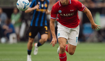 90' Concessi 5' di recupero. 90' Lautaro in zona Cesarini regala il sorpasso nel finale all'Inter. 89' Il tiro di Lucca al volo finisce in zona Anguissa che, ad un millimetro dalla porta, incredibilmente la mettte fuori. 89' Saltano gli schemi, Neres spreca allo stesso modo un occasione importante per riportarsi in vantaggio. 88' Pasticcio di Anguissa, Thuram spreca l'occasione per il gol vittoria. 82' Pareggio dell'Inter. Thuram anticipa Badiashile e riporta il match in parit&agrave;. 80' Doppio cambio per il Napoli: fuori Lobotka e Anguissa, dentro Badiashile e Gilmour. 79' Cambio per l'Inter: fuori Bastoni, dentro Bonny. 77' Ammonito per un intervento scomposto Rafa Marin. 76' Cross di Calhanoglu per Lautaro che non riesce ad impattare bene con il pallone. 73' Palo clamoroso di Thuram. 72' Fuori Hojlund, dentro Lucca. 71' Dentro Calhanoglu, fuori Zielinski. 70' Cooling break. 68' Ammonito Lautaro. 67' Impreicso Spinazzola nella chiusura, il tiro di Diouf &egrave; alto. 61' Cambio per l'Inter: fuori Dimarco, dentro Carlos Augusto. 61' Doppio cambio per il Napoli: fuori Vergara e Politano, dentro Neres e De Bruyne 60' Dimarco indisturbato calcia forte, prova ad inserirsi Lautaro ma il pallone va fuori. 56' Gran cambio di gioco di Zielinski, Dimarco la mette per Lautaro che deve solo spingerla in rete. 53' GOOOOOOOOOL! Raddoppio Napoli con un gran sinistro di Hojlund sul passaggio di Di Lorenzo. 51' Gran parata di Meret sul tiro dalla distanza di Zielinski. 50' GOOOOL! Il Napoli passa in vantaggio contro l'Inter. Errore in costruzione di Barella, Alisson raccoglie il pallone e Martinez respinge, Politano ribatte due volte, la seconda &egrave; quella giusta. 47' Il contropiede del Napoli si spegne sul fondo con il cross di Alisson. 46' Doppio cambio per l'Inter: fuori Pio Esposito e Sucic, dentro Thuram e Jones. 19.06 Inizia il secondo tempo. 49' Termina 0-0 il primo tempo a San Siro tra Inter-Napoli. 49' Traversa di Dimarco su calcio di punizone. 48' Intervento goffo di Politano, fallo di mano e punizione da posizione pericolosa per l'Inter. 47' Gran botta di Lautaro, respinge Mere in calcio d'angolo. 45' Concessi 4' di recupero. 40' Hojlund punta Bisseck ma viene chiuso energicamente dal difensore. 35' Che controllo e girata di Bisseck, il tiro termina alto sopra la traversa. 35' Cartellino giallo per Vergara. 29' Bella costruzione del Napoli: il pallone di Di Lorenzo per Anguissa viene deviato in calcio d'angolo. 29' Un'azione manovrata del Napoli arriva sui piedi di Anguissa, impreciso il tentativo di cercare Vergara. 26' Cooling break. 25' Cross di Dimarco, il colpo di testa di Pio Esposito termina sul fondo. 22' Il tiro di Alisson viene respinto, in due tempi, da Martinez. 19' Palla in verticale di Di Lorenzo per Hojlund, il pallone &egrave; troppo lungo. 12' Cross di Diouf per Pio Esposito, il colpo di testa &egrave; centrale per Meret. 9' Ancora un errore in costruzione del Napoli, l'Inter recupera palla in una zona pericolosa senza riuscire ad affondare il colpo. 6' Cross di Alisson, gran riflesso di Martinez su Anguissa. 5' Il cross di Bastoni attraversa tutto il campo. Sar&agrave; rimessa laterale per il Napoli. 3' Prima opportunit&agrave; per l'Inter, si distende Meret su Diouf. Inter-Napoli pagelle