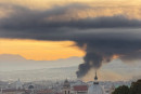 Incendio Napoli via Brin, colonna di fumo nero sulla città