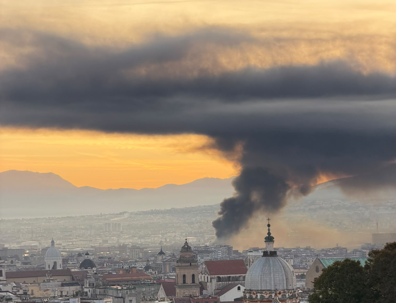 Incendio Napoli via Brin, colonna di fumo nero sulla città