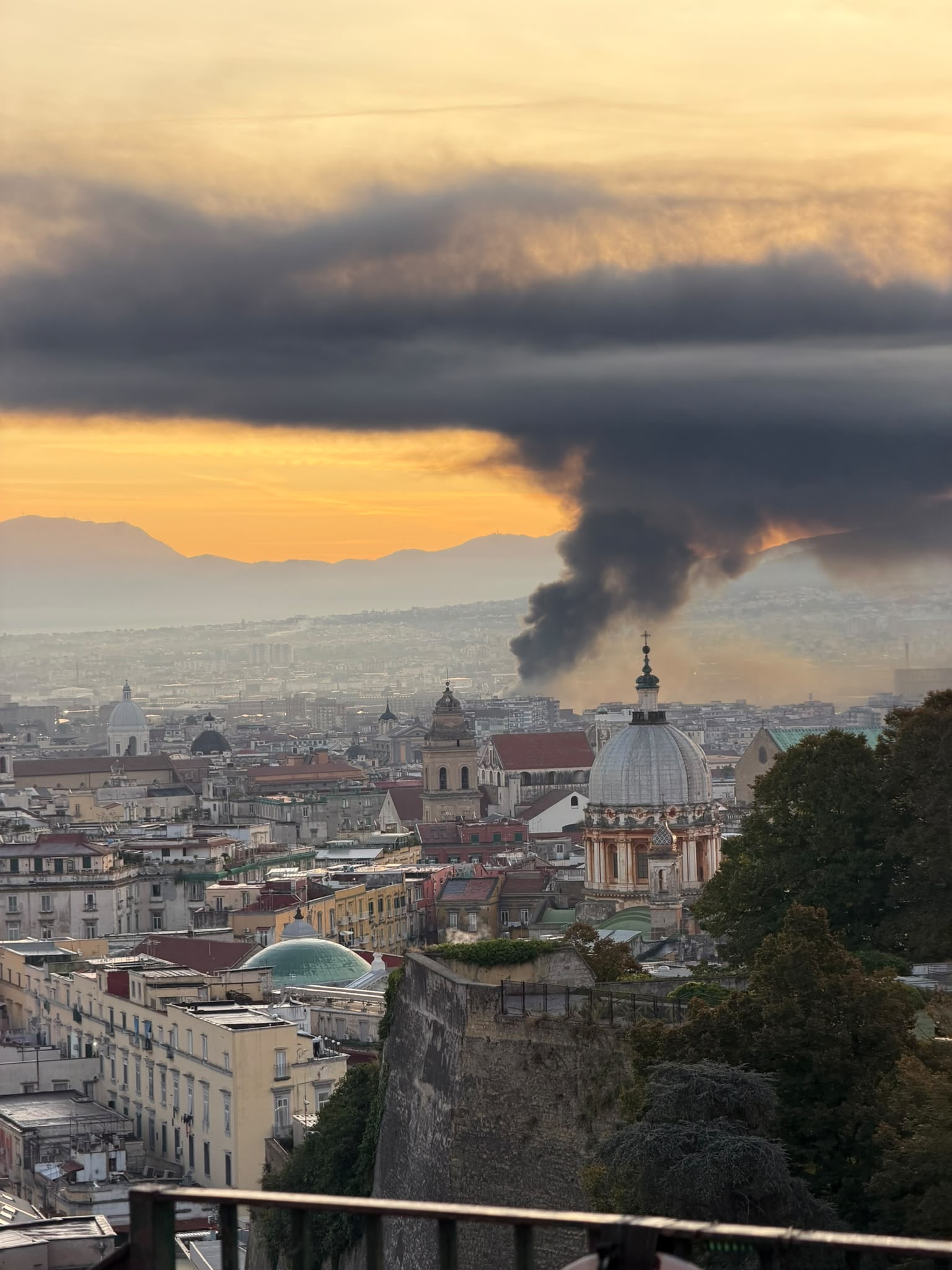 Incendio Napoli via Brin, colonna di fumo nero sulla città
