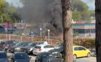 Auto in fiamme Policlinico